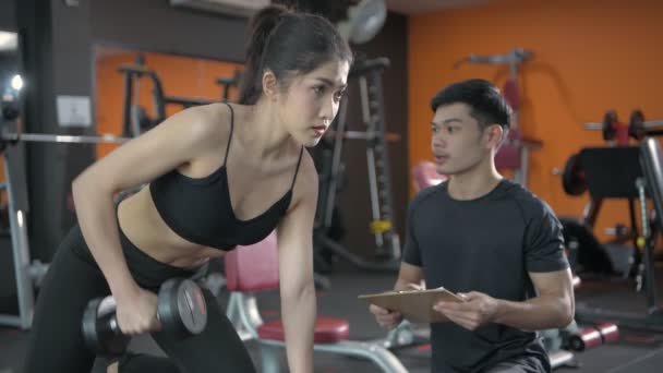 Concepto Fitness Chicas Asiáticas Levantando Pesas Gimnasio Resolución — Vídeos de Stock