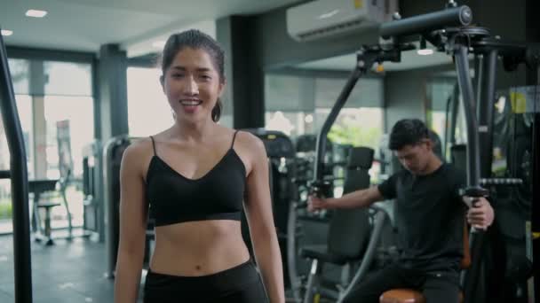 Concepto Fitness Mujer Asiática Entrenadora Dando Una Entrevista Gimnasio Resolución — Vídeo de stock