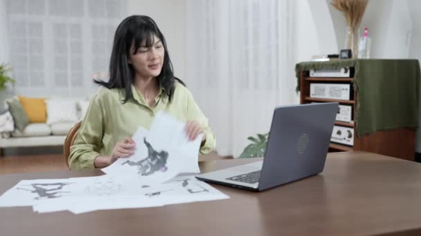 Kararlılığın Konsepti Genç Asyalı Tasarımcı Çalışmalarını Ofiste Sunuyor Video Görüşmesi — Stok video