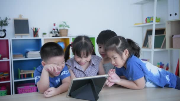 Concetto Educativo Risoluzione Insegnante Asilo Che Insegna Bambini Usando Tablet — Video Stock