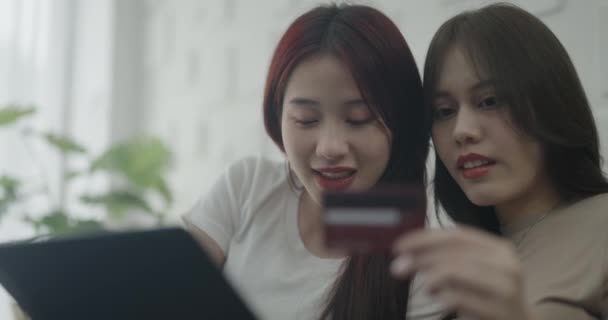 4K決議のホリデーコンセプト ラップトップを使用して自宅でクレジットカードでオンラインで買い物をするアジアの女性 — ストック動画