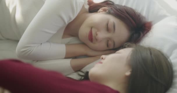 4K分辨率的室友概念 亚洲女人躺在卧室里 — 图库视频影像
