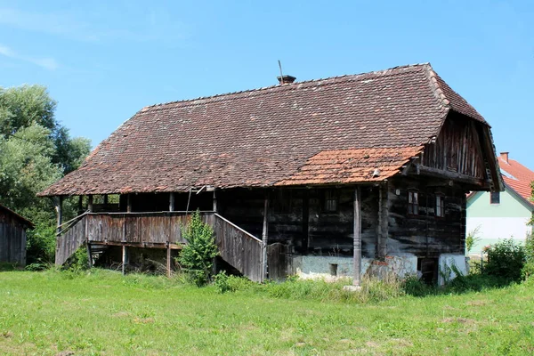 Opuszczony Stary Drewniany Dom Rodzinny Podniesionym Frontem Wejściowym Zniszczonych Dachówek — Zdjęcie stockowe