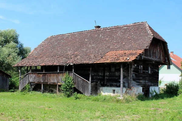 Abandonato Vecchia Casa Famiglia Legno Con Ingresso Anteriore Rialzato Tegole — Foto Stock