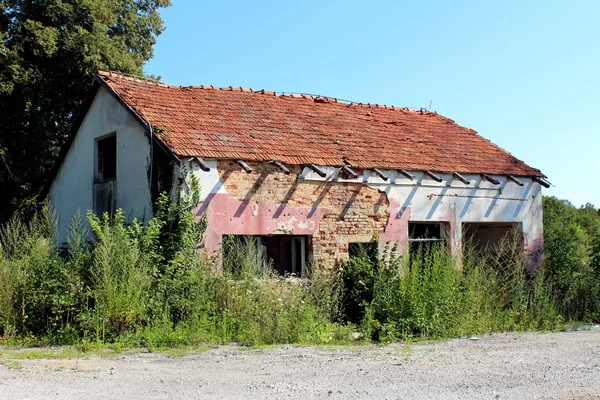 Opuszczony Mały Sklep Czerwony Budynek Cegły Zniszczone Wojnie Brakujących Okien — Zdjęcie stockowe