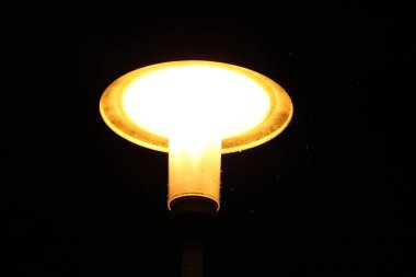 Geceleri alınan parlak sarı sokak lambası ışığı