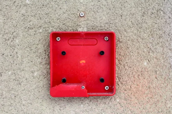 Полностью Сломанная Красная Пожарная Сигнализация Пластиковая Коробка Переключатель Установлен Винтами — стоковое фото