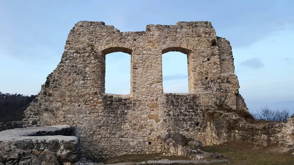 Eski Kale Iki Pencere Açıklıkları Ile Taş Duvar Kalıntıları Bozulmamış — Stok fotoğraf