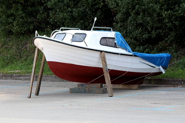 Completamente Restaurado Pequeno Barco Retirado Água Durante Inverno Estacionamento Local — Fotografia de Stock