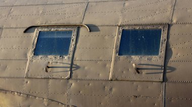 Douglas Dakota DC iki yan pencereleri-3 C-47 wwii çelik savaş uçağı sergi yerel ormanda, tamamen korunmuş, yenilenmiş ve halka açık ziyaret için kullanılabilir