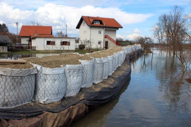 Banliyö evleri ve çevredeki mülkiyet tamamen soğuk bulutlu gün yükselen nehir güçlü Sandbox bariyer Flood koruma ile korunmaktadır