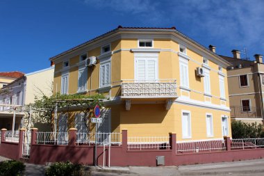 Yenilenmiş eski Akdeniz Villası sıcak bir yaz gününde tamamen yeni bir görünüm ve pencereler kapsar