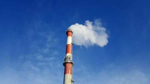 Hoge Industriële Rode Witte Schoorsteen Met Meerdere Mobiele Telefoon Antennes — Stockfoto