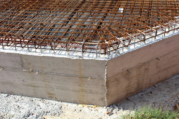Concrete Building Foundation Densely Laid Rusted Metal Construction Net Top — Stock Photo, Image