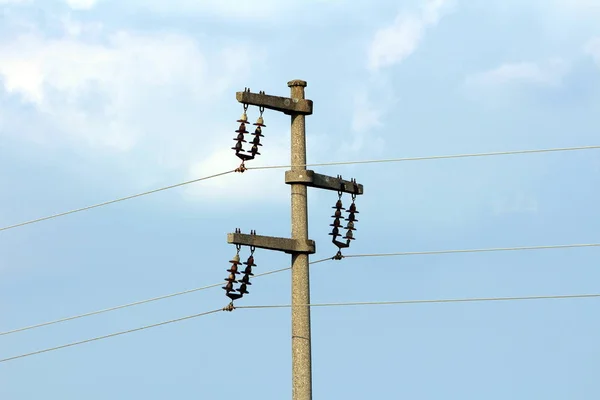 Τσιμεντένιο Πόλο Ηλεκτρικό Ρεύμα Γραμμή Κεραμικά Μονωτήρες Και Τρία Συνδεδεμένα — Φωτογραφία Αρχείου