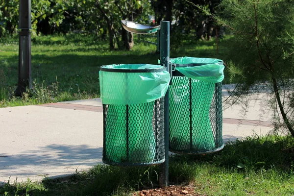 Double Poubelle Publique Extérieure Métal Avec Nouveaux Sacs Nylon Frais — Photo