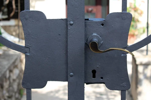 Freshly Painted Metal Door Lock Strong Backyard Doors Polished Door — Stock Photo, Image