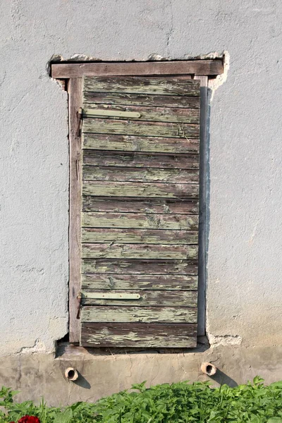 Fully Boarded Barn Doors Two Metal Hinges Mounted Dilapidated Barn — Stock Photo, Image