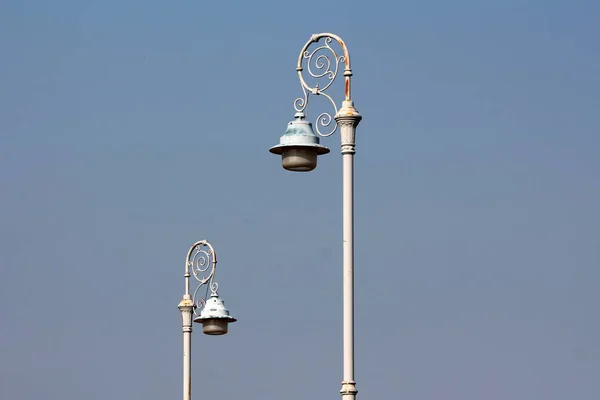 Två Barock Stil Ljusgrå Offentliga Lampor Monterade Rostade Smides Järn — Stockfoto