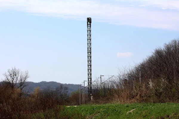 Высокий Сотовый Телефон Металлическая Антенна Башня Рядом Железной Дорогой Несколькими — стоковое фото