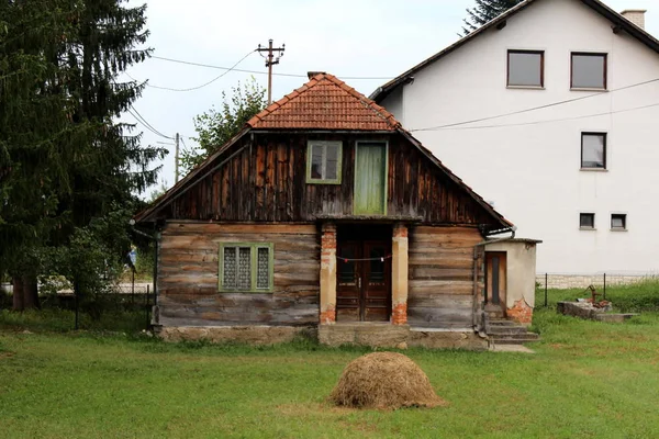 Zeer Oude Kleine Houten Familiehuis Met Vervallen Planken Deuren Ramen — Stockfoto