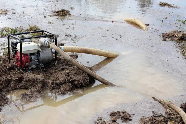 Водяний Насос Металевим Каркасом Встановленим Вищій Землі Відкачує Воду Саду — стокове фото