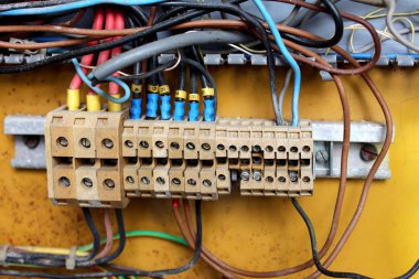 Sıcak güneşli bir günde çeşitli boyutlarda seramik elektrik terminali bağlayıcı şeritler ile bağlı elektrik kutusu içinde birden fazla kirli yalıtılmış teller