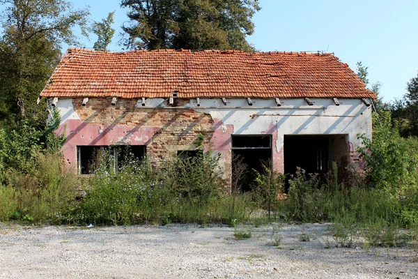 Elhagyott Kis Vörös Tégla Családi Ház Homlokzata Tetőcserepek Megsemmisült Háború — Stock Fotó
