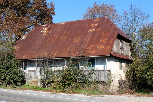 Erdgeschoss Verlassenen Einfamilienhaus Mit Langen Hölzernen Veranda Und Hohen Rostigen — Stockfoto