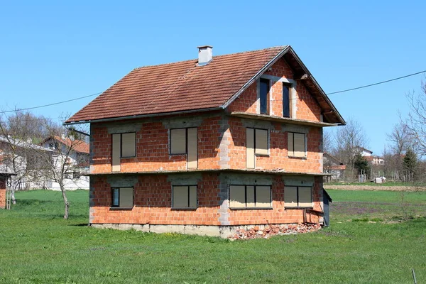 Abandoned Unfinished Red Brick House Completely Closed Window Blinds Surrounded — Stock Photo, Image