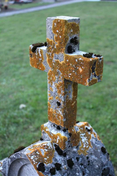 Cruz Pedra Maciça Montada Lápide Quase Completamente Coberta Com Musgo — Fotografia de Stock
