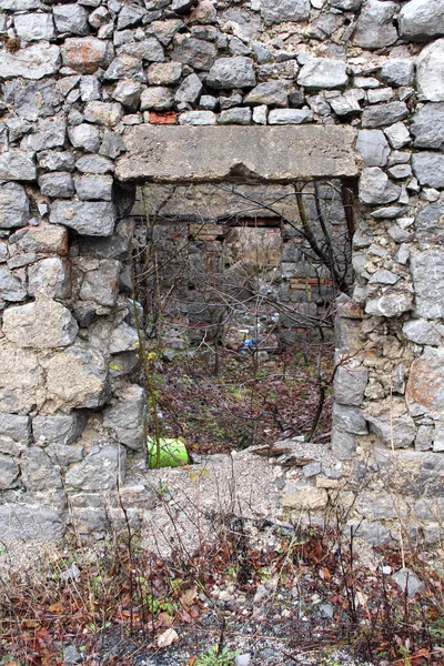 Steinhaus Ruiniert Fensteröffnung Mit Pflanzen Bäumen Ästen Und Sonstiger Vegetation — Stockfoto