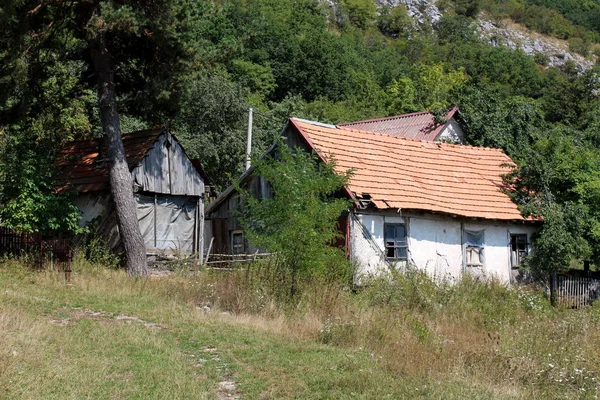 Très Petite Maison Familiale Bois Abandonnée Avec Façade Fissurée Délabrée — Photo