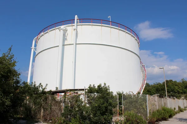 Silo Armazenamento Redondo Metal Branco Com Degraus Lado Cerca Segurança — Fotografia de Stock