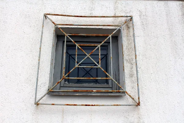 Houten Frame Rechthoek Venster Met Gedeeltelijk Verroeste Metalen Staven Gemonteerd — Stockfoto