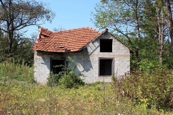 Знищений Незакінчений Невеликий Сімейний Будинок Відсутніми Вікнами Зруйнований Дах Повністю — стокове фото