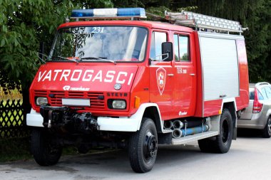 Eski temel firetruck numarası 231 tam sürüş durumunda komple ekipman ve üst yeni Alüminyum merdivenler, tamamen temizlenmiş ve eylem için hazır
