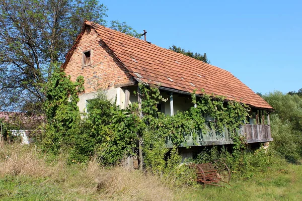 Old Abandoned Red Brick Family House Wooden Porch Dilapidated Roof — Stockfoto
