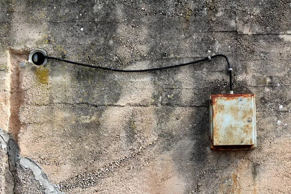 Σκουριασμένο Ερειπωμένο Μεταλλικό Κλειδωμένο Ηλεκτρικό Κουτί Τοποθετημένο Σπασμένο Τοίχο Από — Φωτογραφία Αρχείου