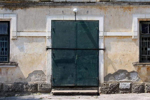 Portas Metal Verde Forte Trancado Protegido Com Barra Metal Trancado — Fotografia de Stock