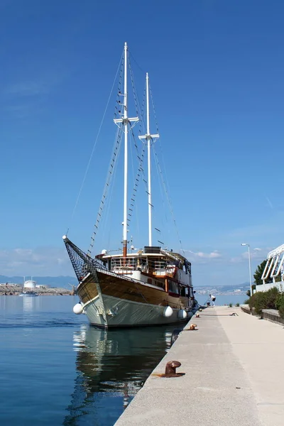 Completely Restored Vintage Sailboat Docked Local Pier Tied Thick Sailor — 图库照片