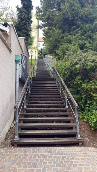 Escaliers Ville Bois Avec Barres Métalliques Lumière Baroque Antique Entourée — Photo