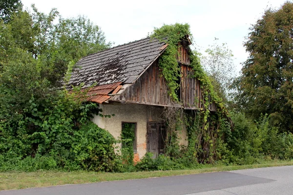 Abandonada Velha Casa Madeira Com Portas Quebradas Janelas Telhas Completamente — Fotografia de Stock