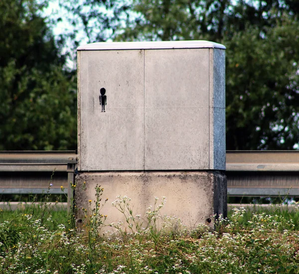 Pequeño Graffiti Negro Aspecto Alienígena Pintado Caja Eléctrica Gris Cerca — Foto de Stock