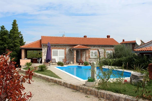 Casa Vacaciones Piedra Tradicional Nueva Construcción Con Piscina Baldosas Piedra —  Fotos de Stock