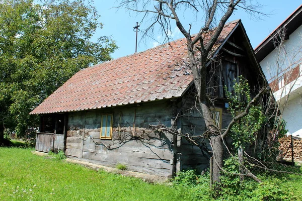 Velha Pequena Casa Madeira Família Rural Abandonada Por Proprietários Deixados — Fotografia de Stock