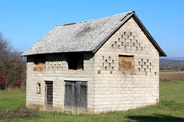 Outdoor Betonowe Bloki Budowlane Stodoła Zniszczone Drewniane Drzwi Pełne Siana — Zdjęcie stockowe