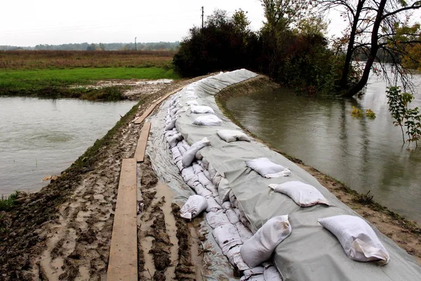Kum torbaları sel koruma ile Flood hazırlanıyor