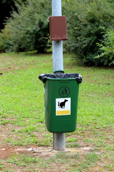 Poste Metal Con Caja Montada Bote Basura Para Basura Desperdicios — Foto de Stock