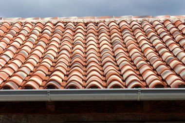 Yeni renk çeşitli tonlarında klasik yuvarlak çatı fayans koymak, kırmızı gri ve kenar üzerinde yeni yağmur drenajı